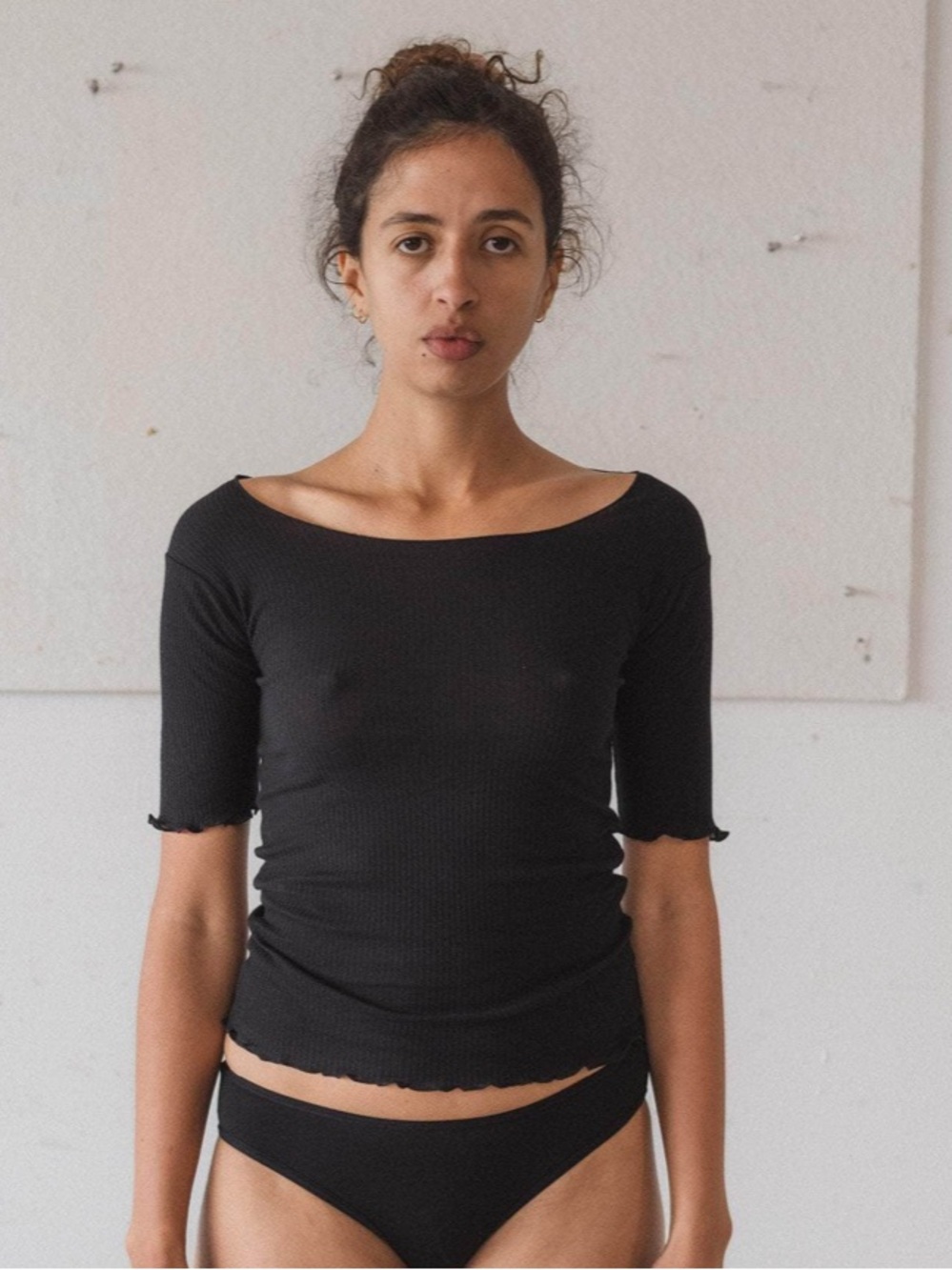 Baserange Pama Tee black ruffle lettuce edge top organic cotton Large